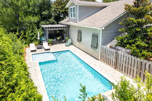 a view of a house with yard and plants