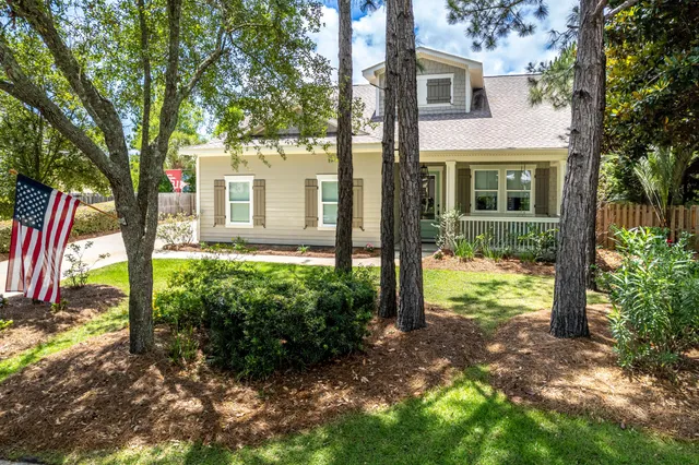 a view of a house with backyard and garden