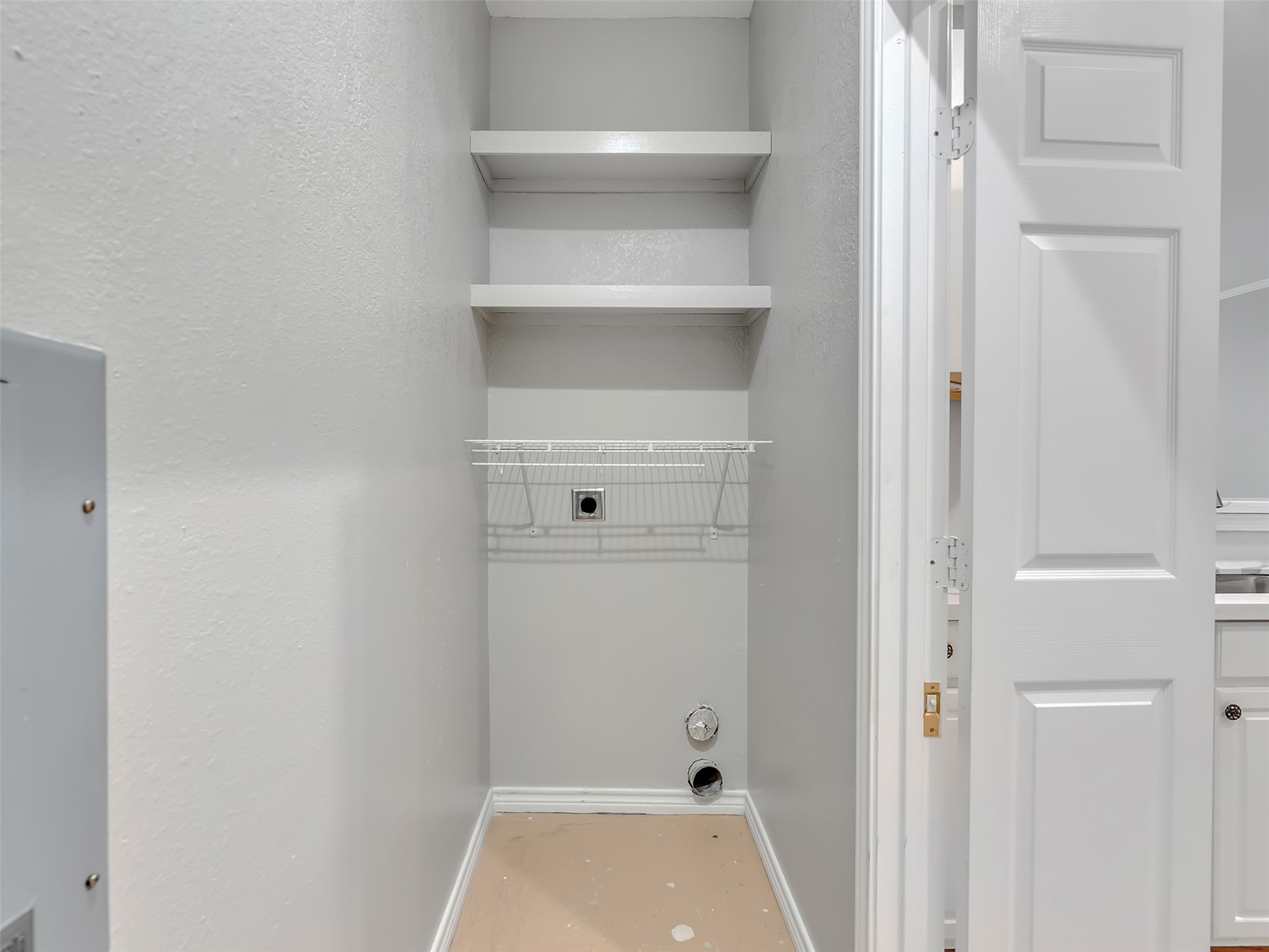 104 Longstreet Road, Unit 2 Willis, TX 77378 - Photo 18 of 26 a bathroom with a bathtub