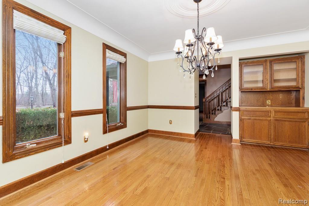1045 East Snell Road Rochester, MI 48306 - Photo 20 of 42 DINING ROOM .jpg