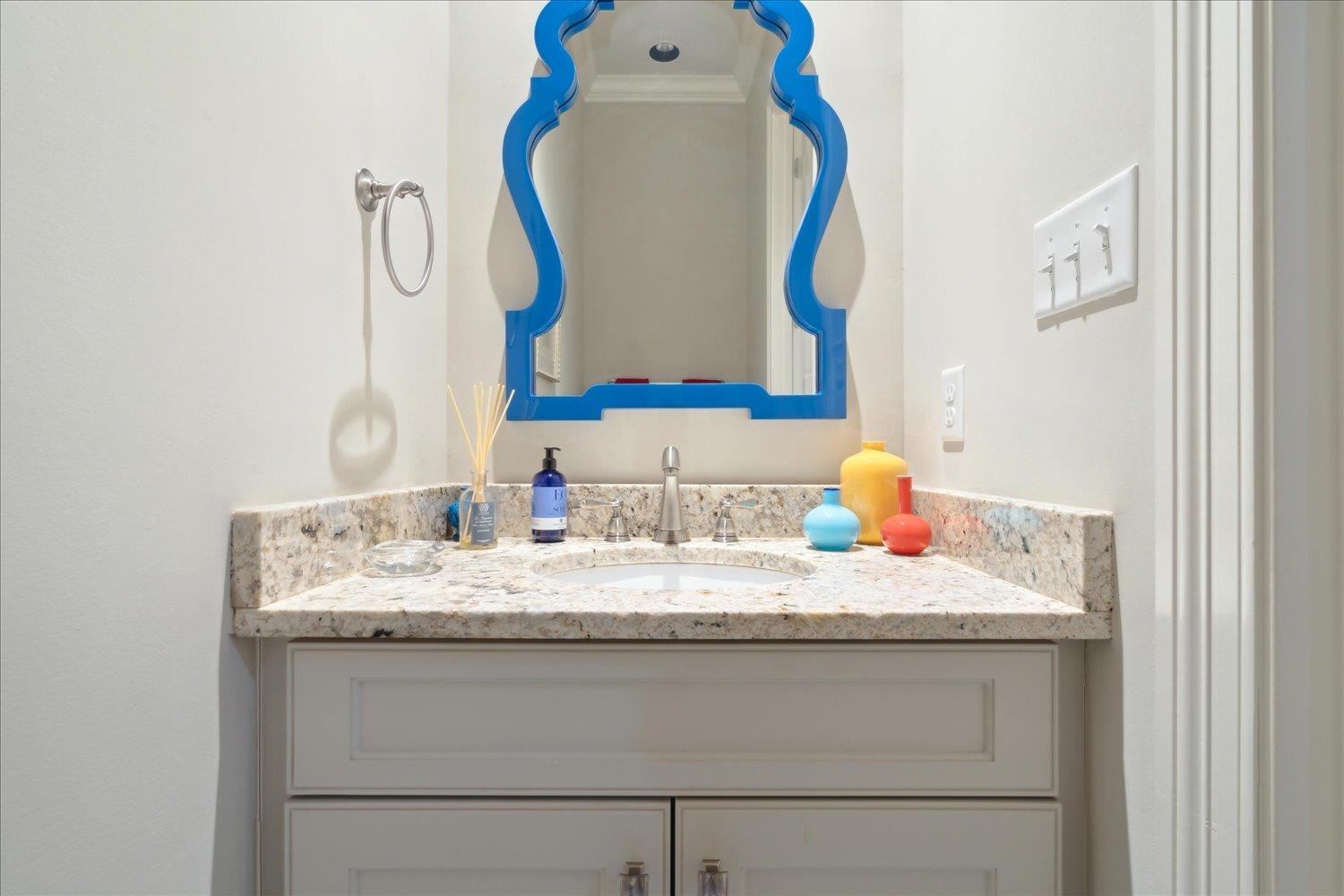 5140 Shady Grove Road Memphis, TN 38117 - Photo 35 of 39 a bathroom with a sink and a mirror