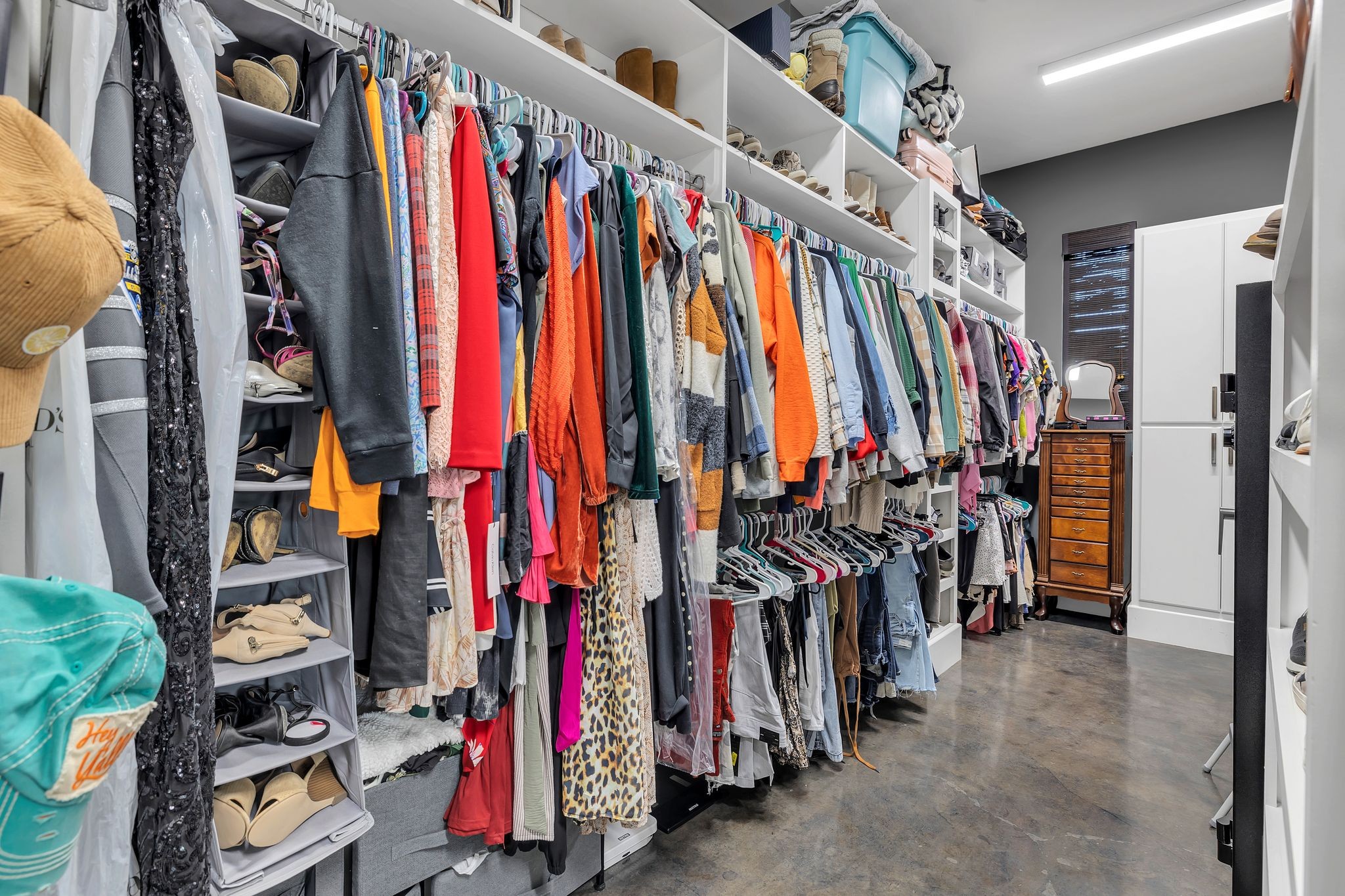8200 Mona Road Murfreesboro, TN 37129 - Photo 25 of 73 a view of walk in closet with clothes