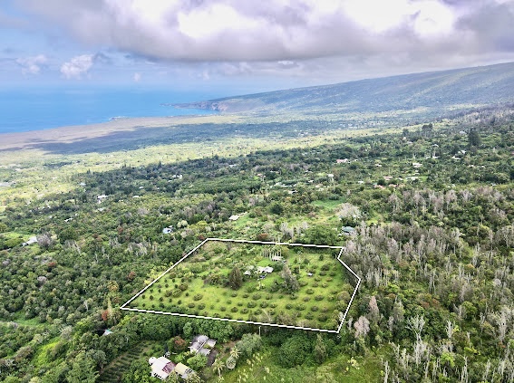 84-539 Telephone Exchange Road Captain Cook, HI 96704 - Photo 18 of 30 a view of a yard with an ocean