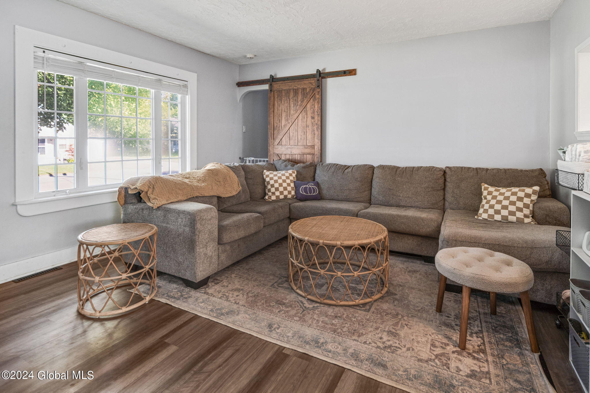2045 Cardiff Road Schenectady, NY 12303 - Photo 3 of 34 3