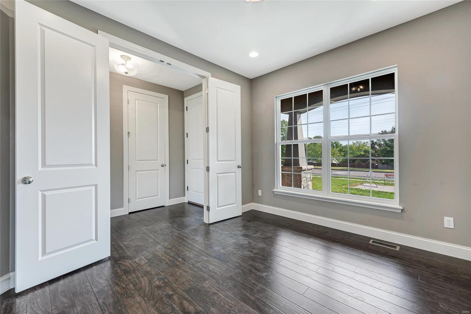 1113 Sulphur Spring Road Ballwin, MO 63021 - Photo 4 of 37