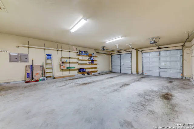 a view of a house with backyard and tree