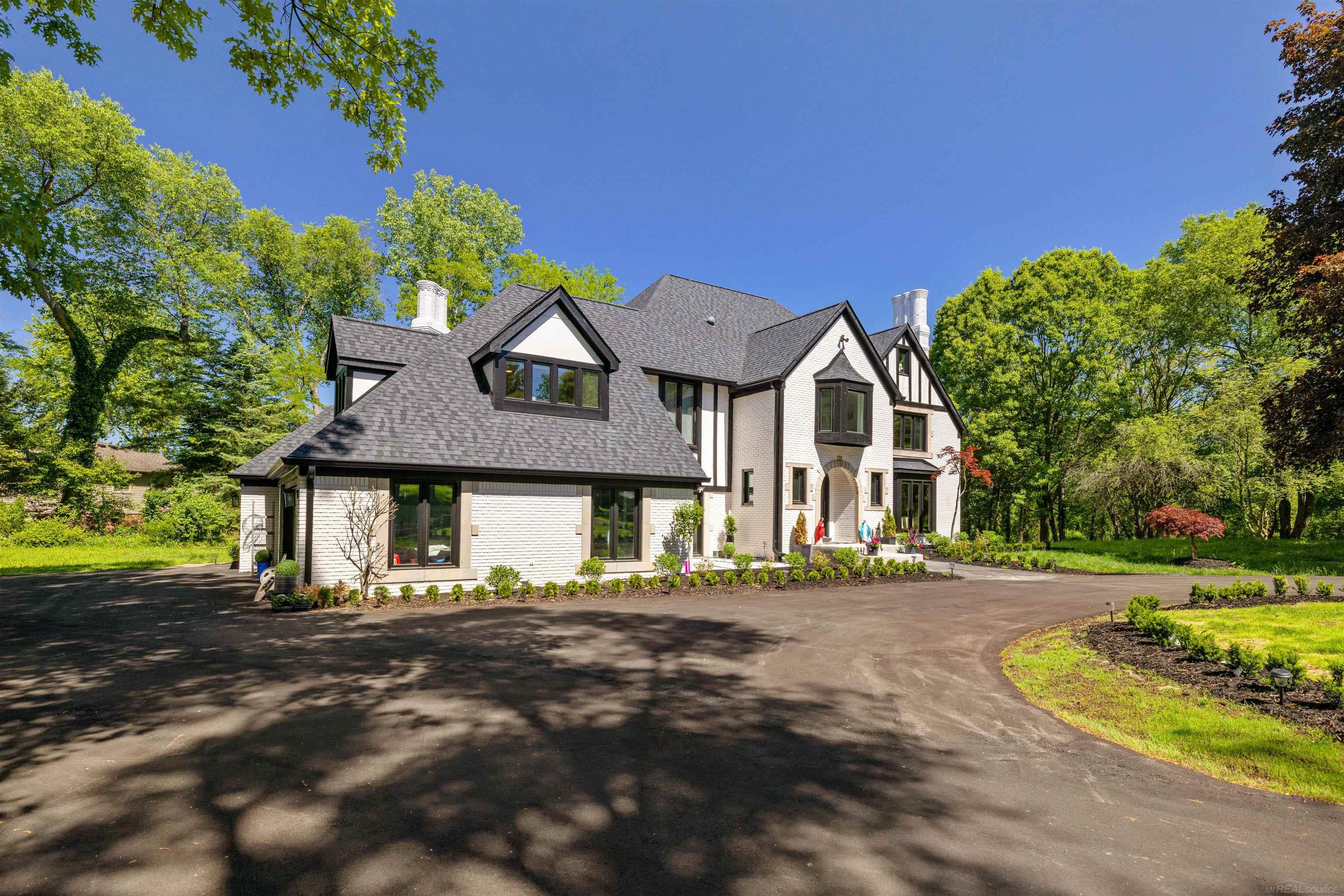 300 Camelot Way Rochester, MI 48306 - Photo 3 of 70