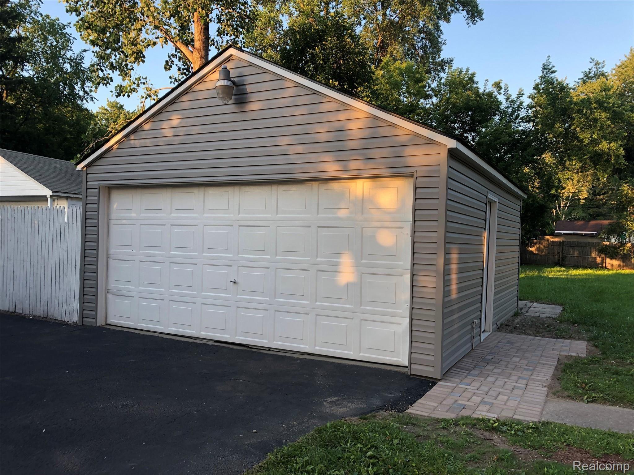 20810 Stahelin Road Southfield, MI 48075 - Photo 2 of 17 7F932C3D-A282-4782-8C53-AE1F1B23C281.jpeg