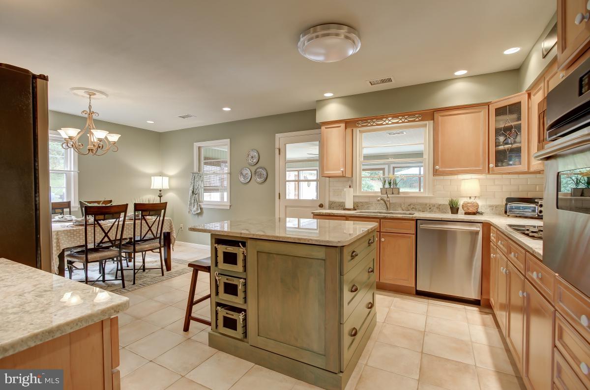 6588 Kelly Road Warrenton, VA 20187 - Photo 15 of 39 Opens to Sunroom