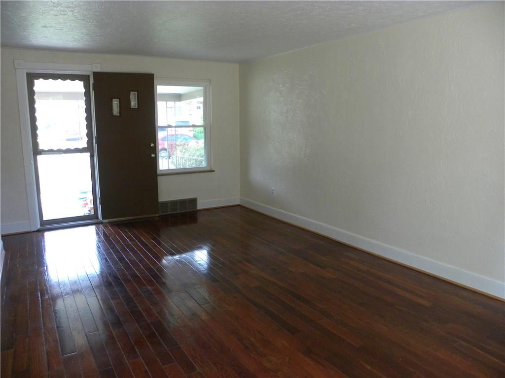 624 Highview Road Pittsburgh, PA 15234 - Photo 4 of 22 Living Room