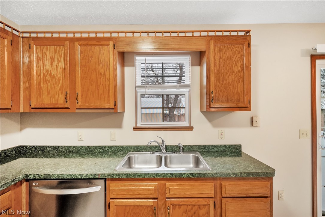 1344 Bennett Road Madison, OH 44057 - Photo 7 of 30 Eat in Kitchen