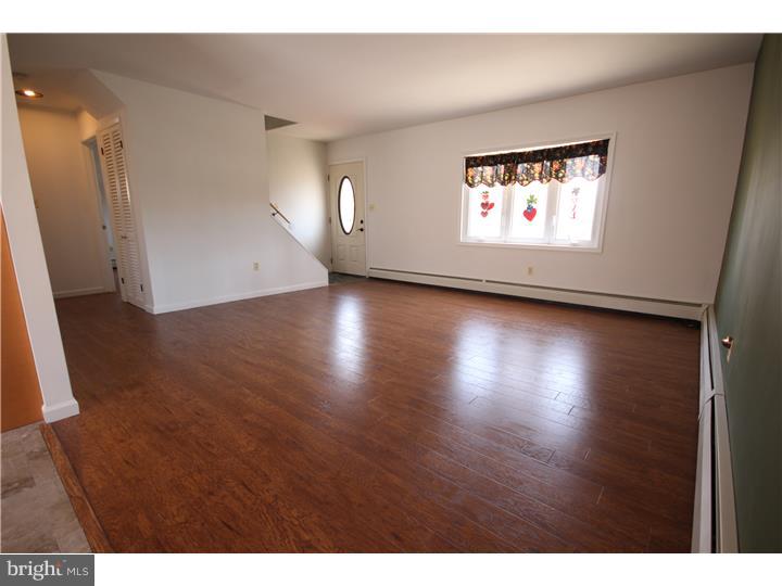 35 Iris Road Levittown, PA 19057 - Photo 3 of 20 Living Room