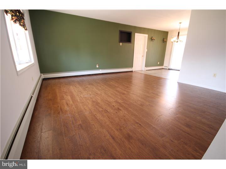 35 Iris Road Levittown, PA 19057 - Photo 4 of 20 Living Room