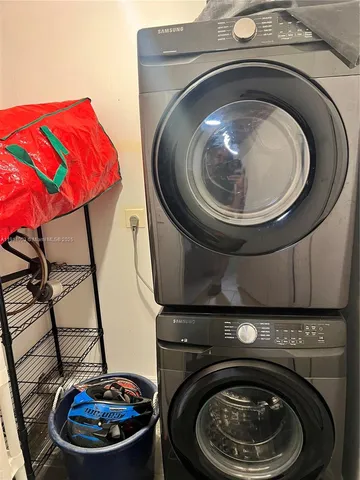 a close up view of washer and dryer