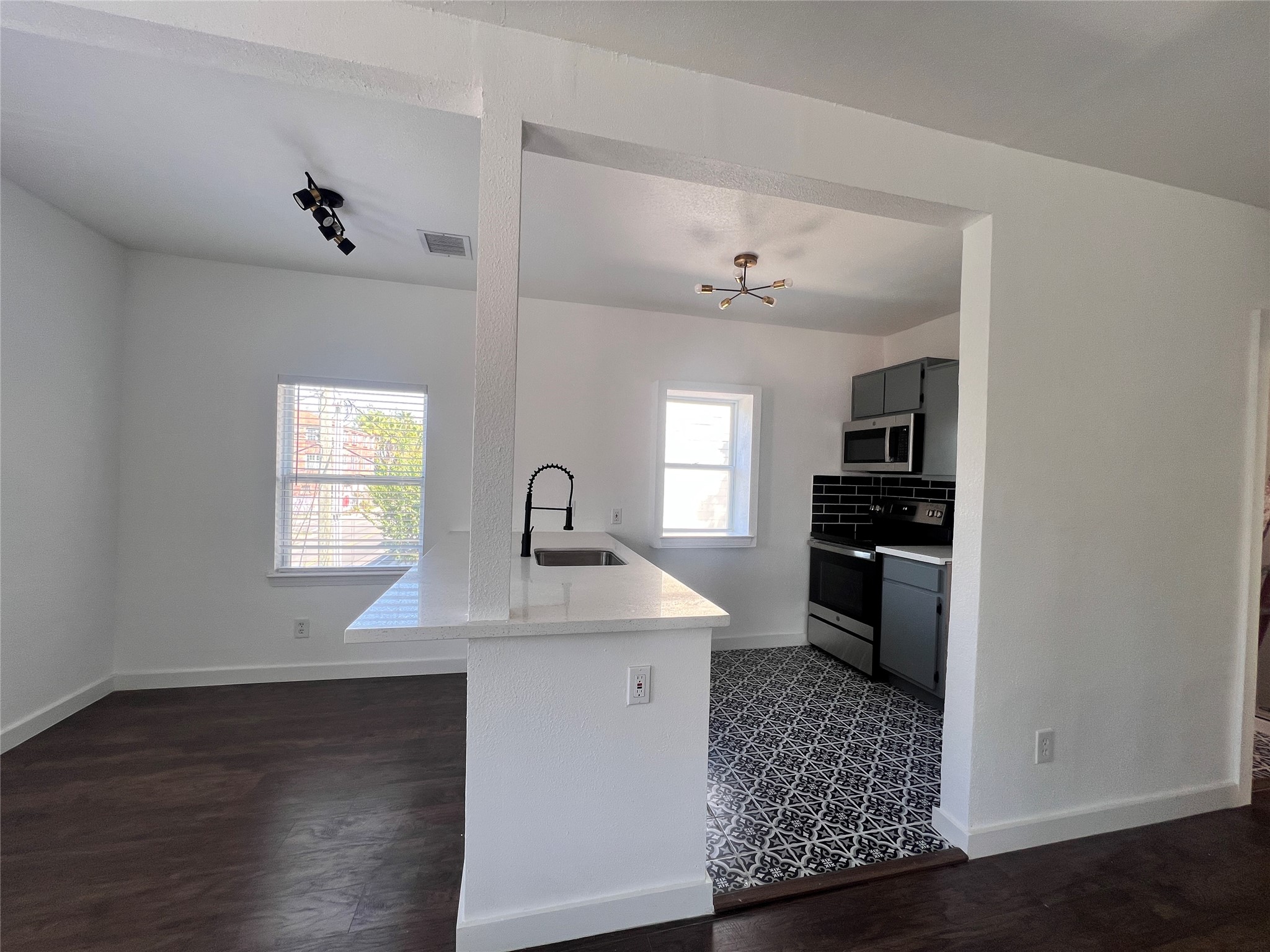 415 Fairview Street, Unit 6 Houston, TX 77006 - Photo 5 of 11 a kitchen with kitchen island a sink appliances and cabinets