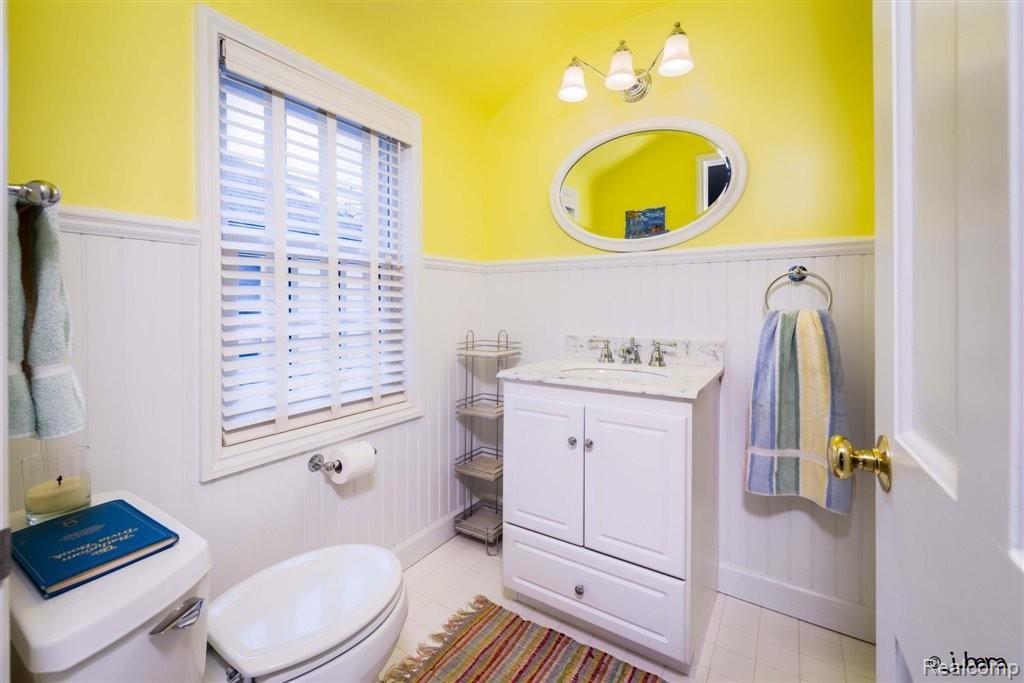 318 Merriweather Road Grosse Pointe, MI 48236 - Photo 20 of 21 Additional 2nd Flr Bath.jpg