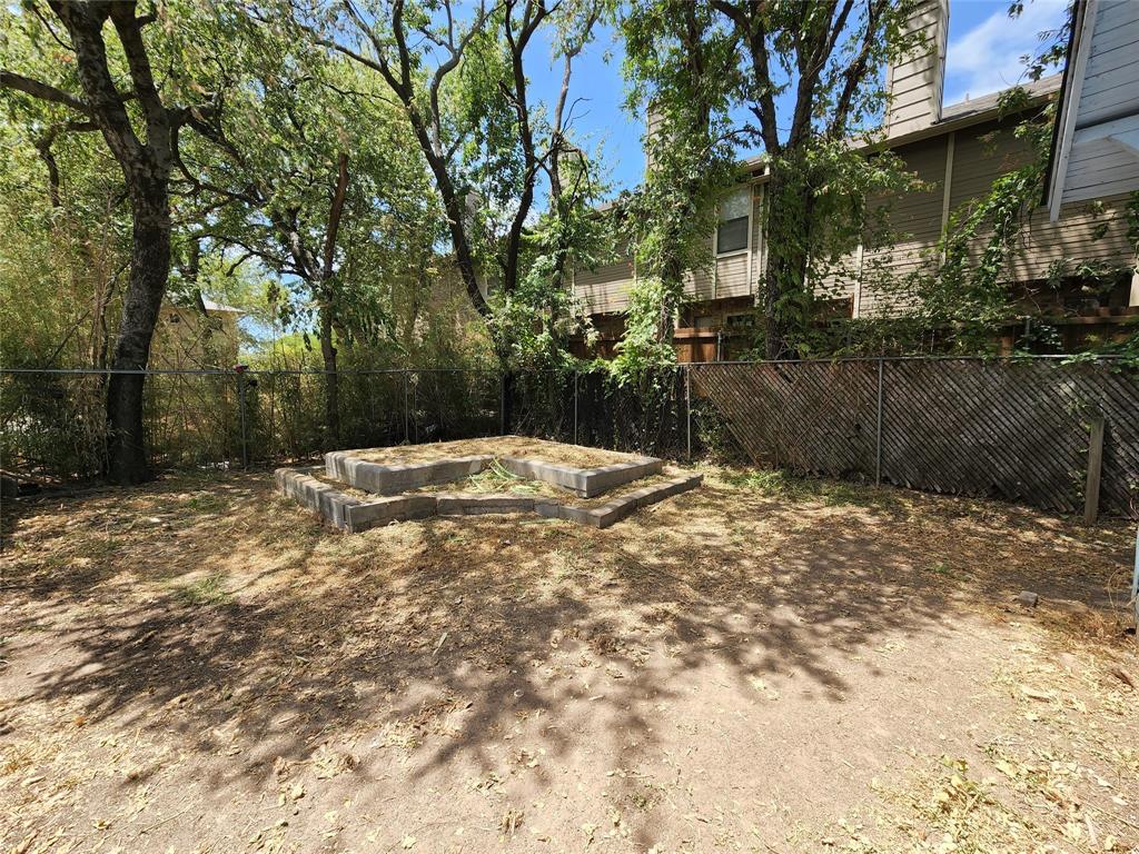 511 West Sycamore Street, Unit A Denton, TX 76201 - Photo 6 of 10 View of yard