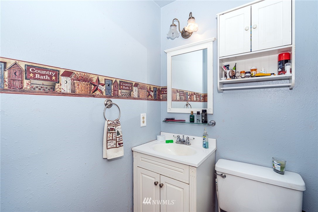 180 Winter Road Winlock, WA 98596 - Photo 13 of 40 a bathroom with a sink a toilet and a mirror
