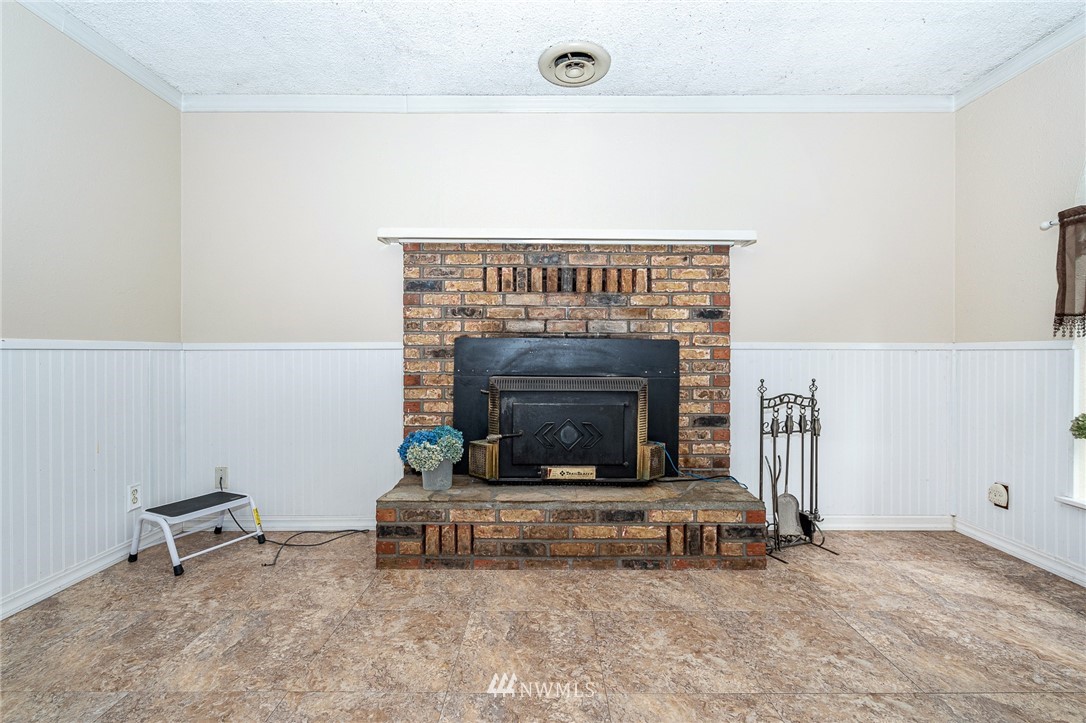 180 Winter Road Winlock, WA 98596 - Photo 17 of 40 a living room with furniture and a fireplace