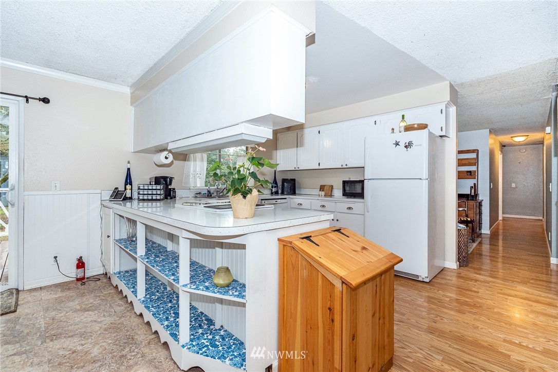 180 Winter Road Winlock, WA 98596 - Photo 36 of 40 a kitchen with stainless steel appliances granite countertop a sink stove and refrigerator