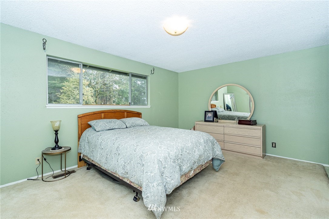 180 Winter Road Winlock, WA 98596 - Photo 38 of 40 a bedroom with a bed and a window