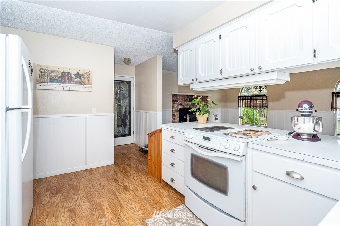 180 Winter Road Winlock, WA 98596 - Photo 7 of 40 a kitchen with a stove top oven and refrigerator