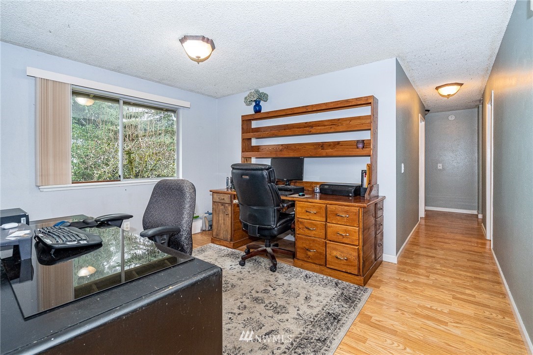 180 Winter Road Winlock, WA 98596 - Photo 8 of 40 a workspace with furniture and a window