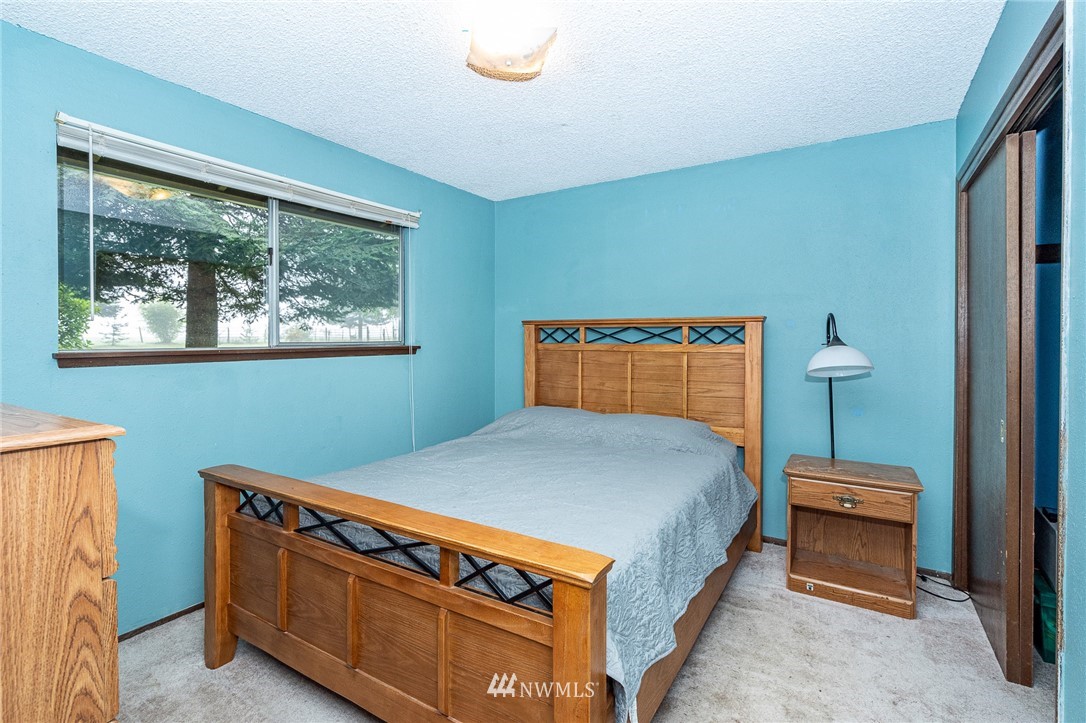 180 Winter Road Winlock, WA 98596 - Photo 10 of 40 a bedroom with a bed and a window