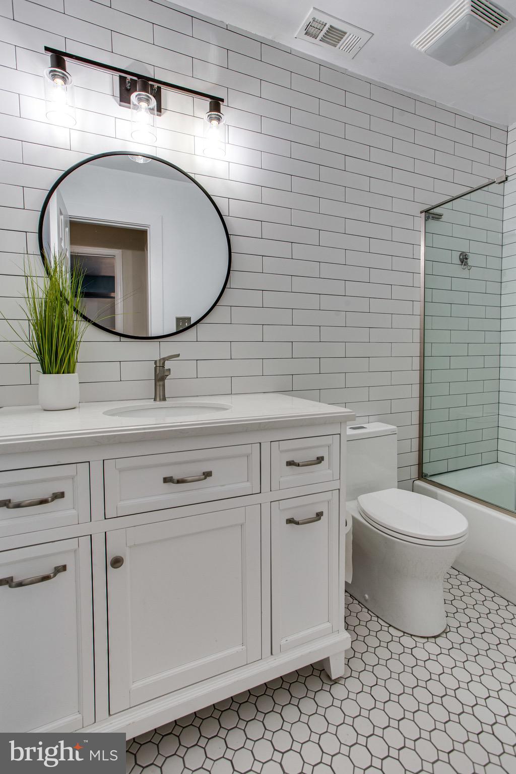 2714 Glencroft Road Vienna, VA 22181 - Photo 34 of 45 Full Upper Level Bath