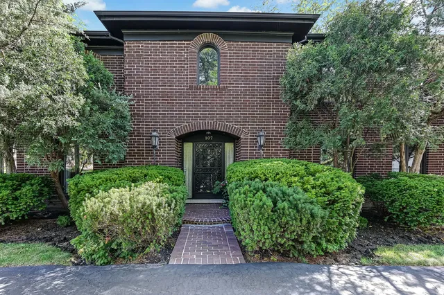 $1,100,000 | 107 Stirrup Lane, Burr Ridge, IL 60527