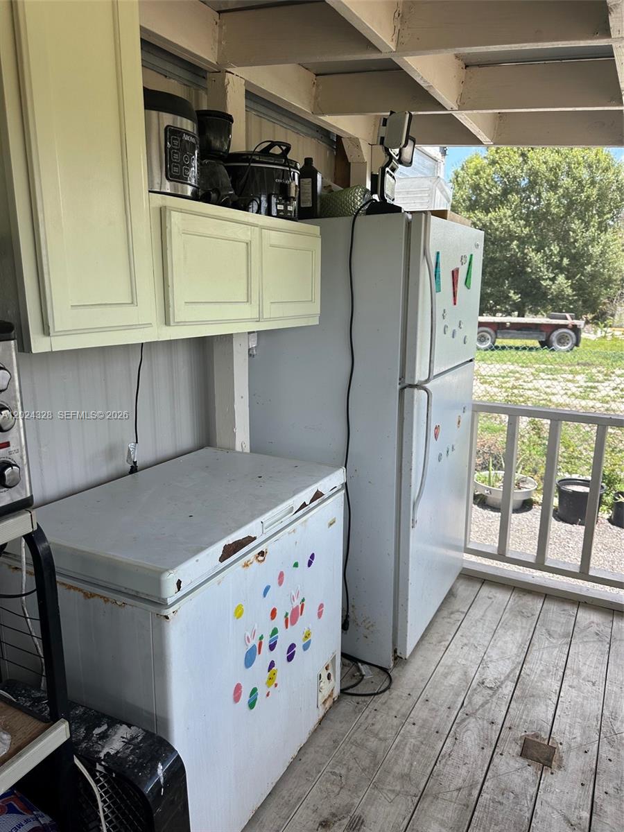 625 North Quebrada Street Clewiston, FL 33440 - Photo 17 of 26 a kitchen with stainless steel appliances a refrigerator and a stove