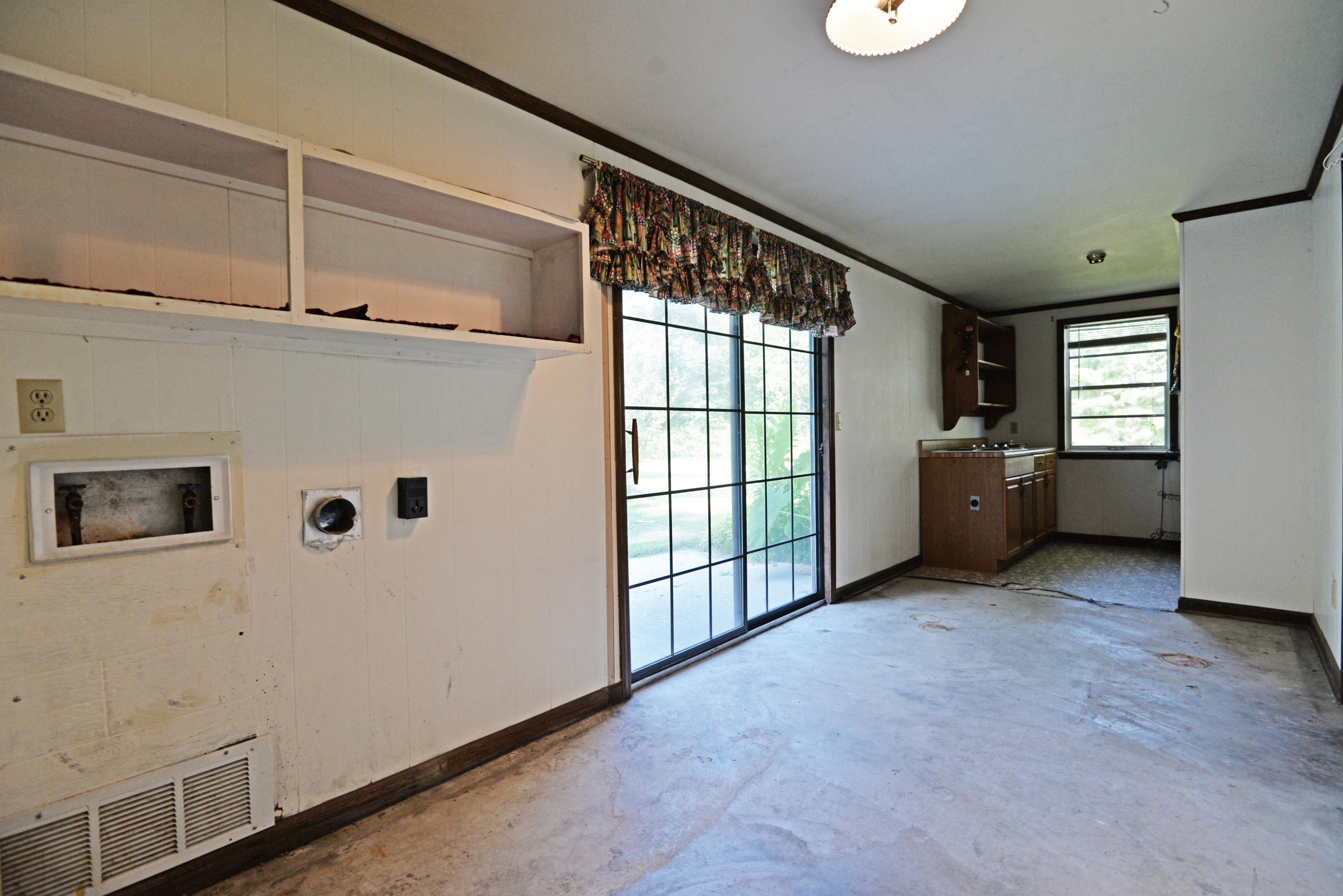 892 Red Clay Road Cleveland, TN 37311 - Photo 14 of 47 Laundry room