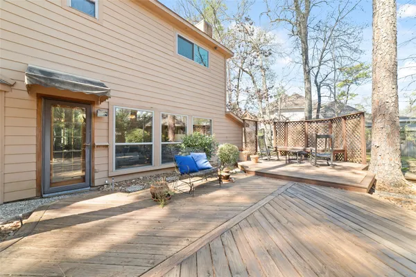 a view of a dinning table and chairs in the patio