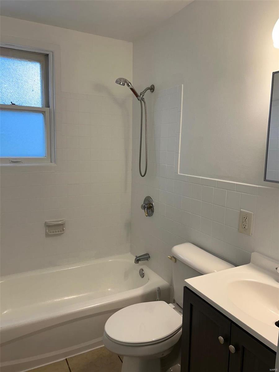 31 White Drive St. Louis, MO 63135 - Photo 8 of 18