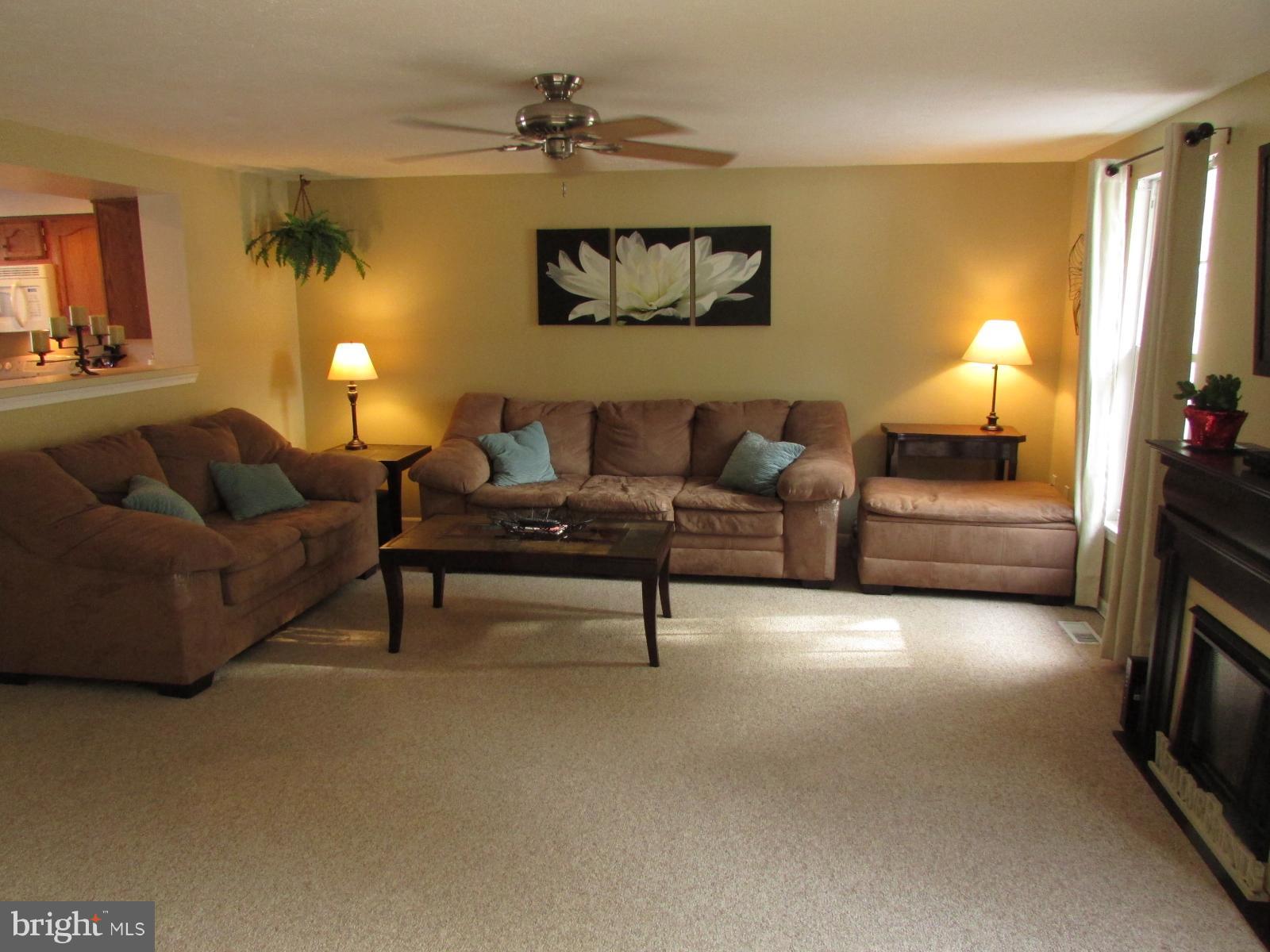 571 Quaker Ridge Court Arnold, MD 21012 - Photo 4 of 17 a living room with furniture and a lamp