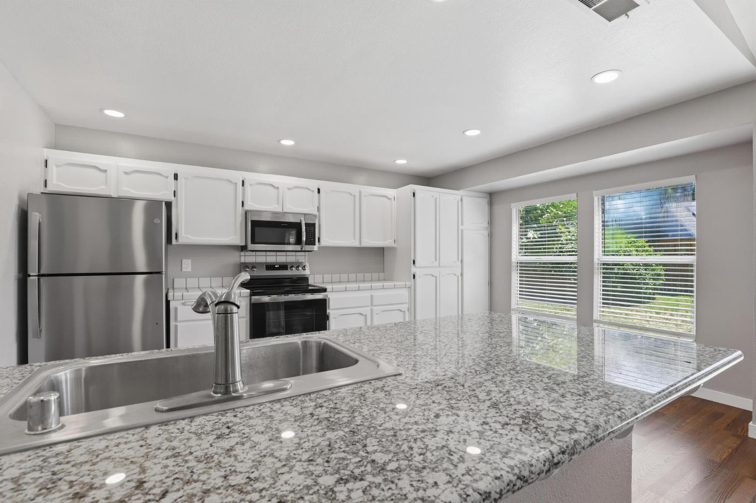 620 Teesdale Road Yuba City, CA 95991 - Photo 12 of 48 Nice Granite Counter with room for chairs