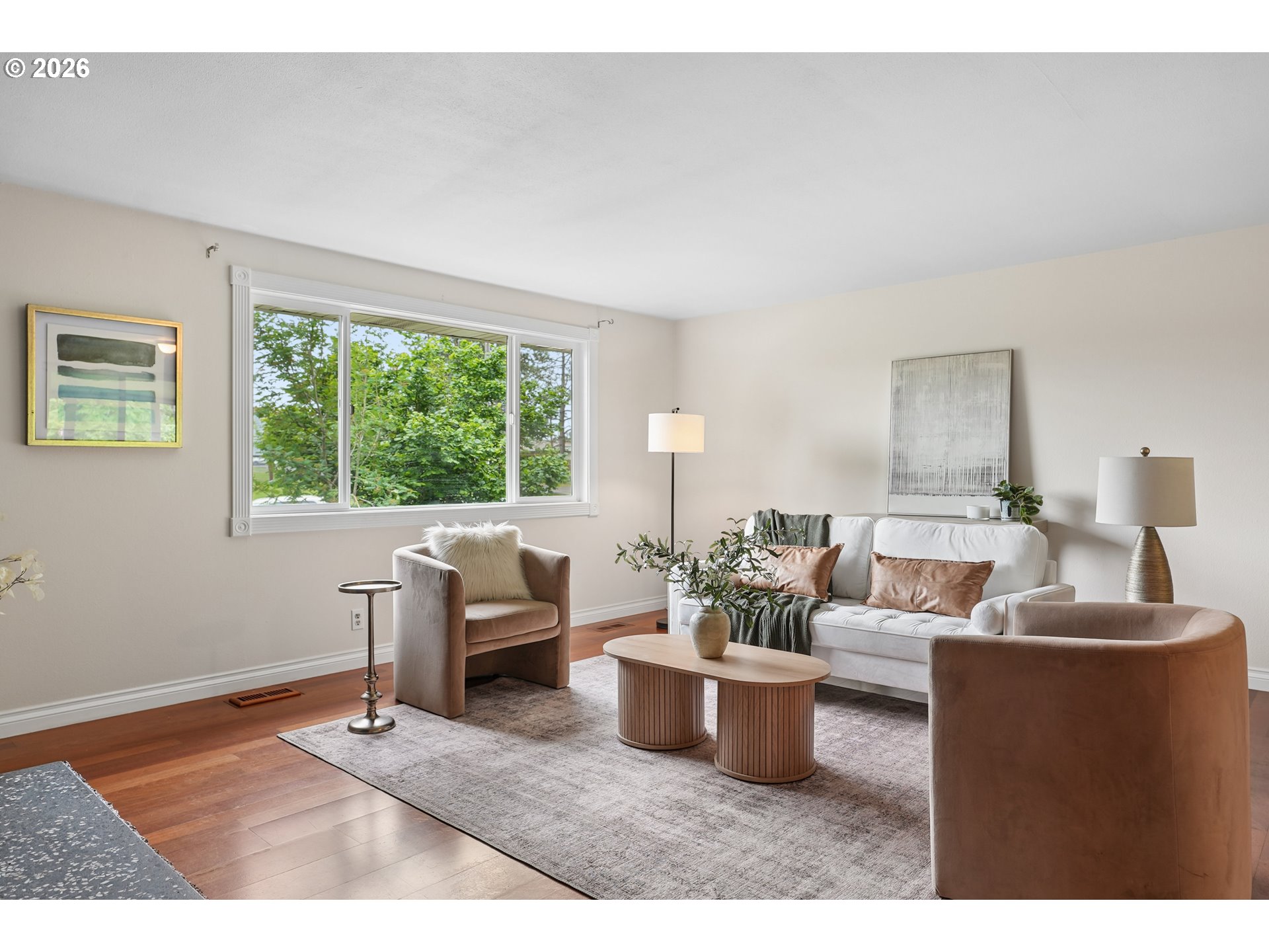 992 South South End Road Oregon City, OR 97045 - Photo 4 of 38 a living room with furniture and a large window