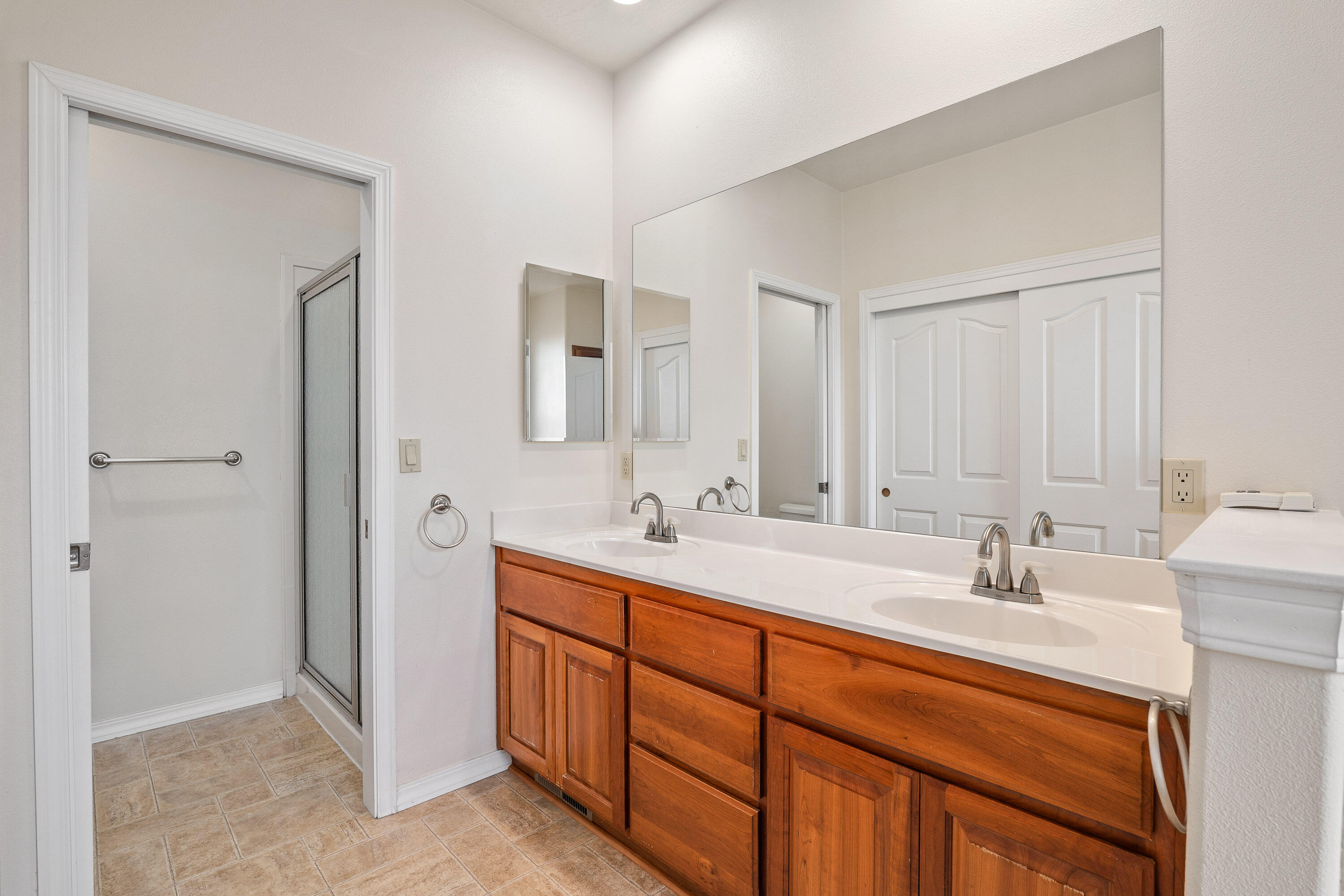 142 Northwest Native Run Loop Grants Pass, OR 97526 - Photo 30 of 48 Primary En-Suite