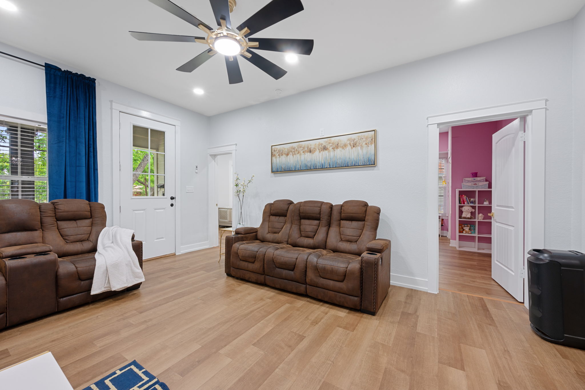602 East 6th Street Cameron, TX 76520 - Photo 9 of 40 Spacious interior with wood-finish flooring and light-toned walls