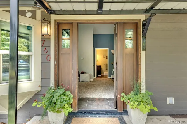 a view of an entryway of the house