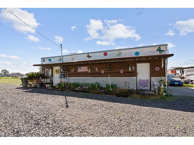 526 East Punkin Center Road Hermiston, OR 97838 - Photo 22 of 48 a view of a building with a yard