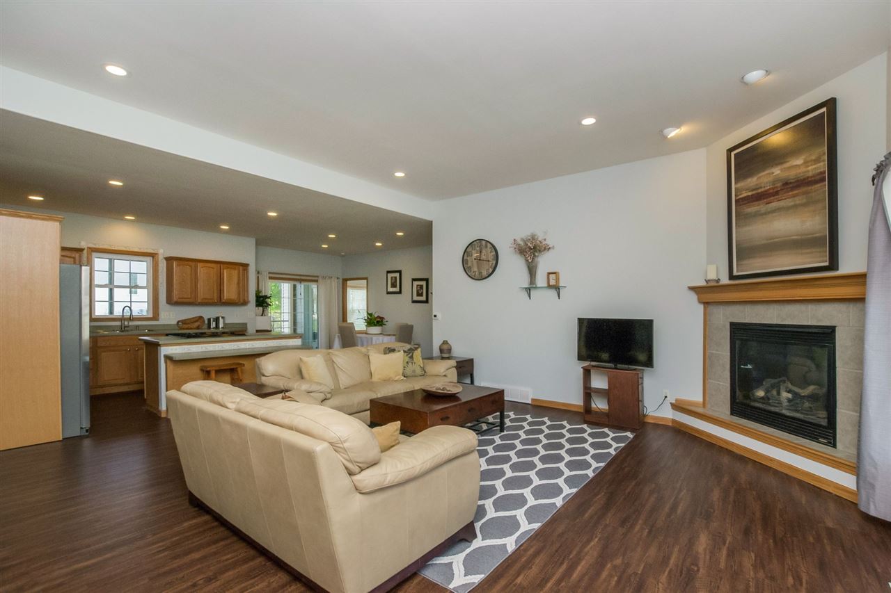 975 Wolf Ridge Road Hiawatha, IA 52233 - Photo 4 of 25 Gallery Image 4