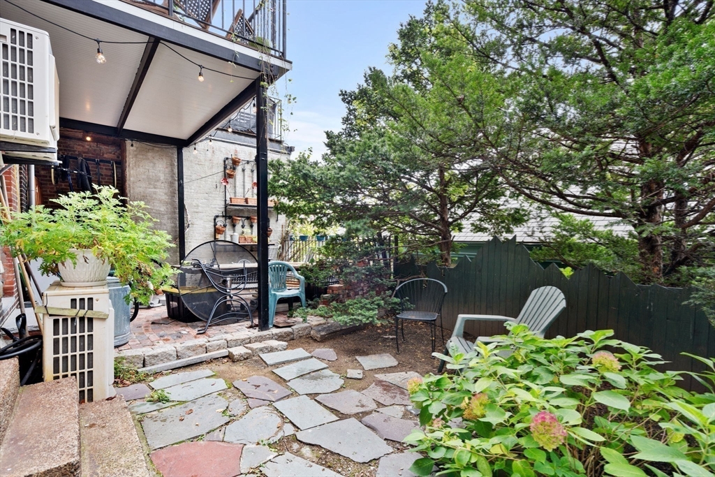 6 North Hudson Street, Unit 1 Boston, MA 02113 - Photo 20 of 22 a front view of a house with garden