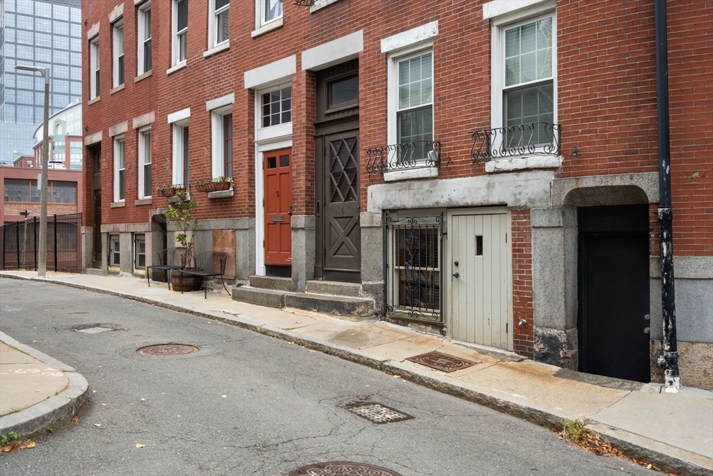 6 North Hudson Street, Unit 1 Boston, MA 02113 - Photo 21 of 22 a front view of a building