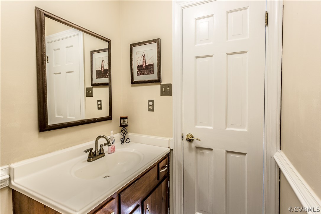 13625 Queensgate Road Midlothian, VA 23114 - Photo 15 of 35 a bathroom with a sink vanity and a mirror