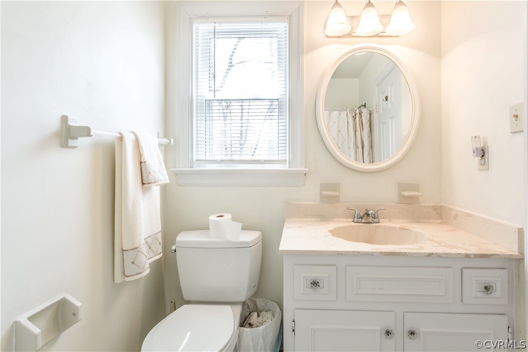 13625 Queensgate Road Midlothian, VA 23114 - Photo 19 of 35 a bathroom with a toilet sink and mirror