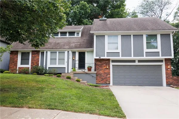 $399,000 | 5213 Northwest Walden Drive, Kansas City, MO 64151
