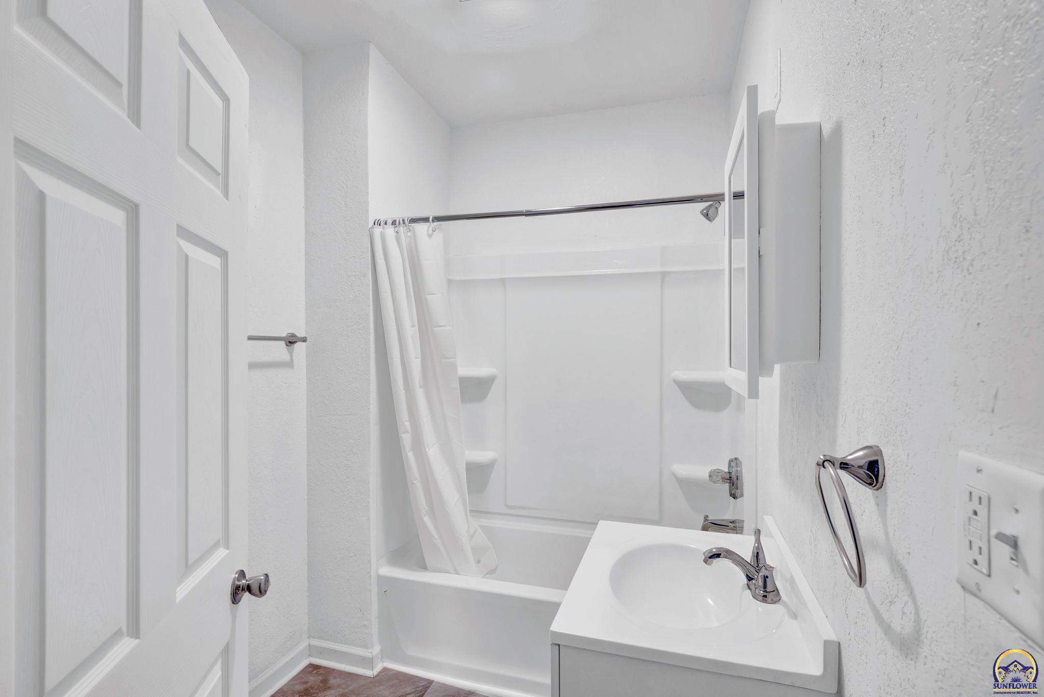 1017 Southwest 16th Street Topeka, KS 66604 - Photo 12 of 29