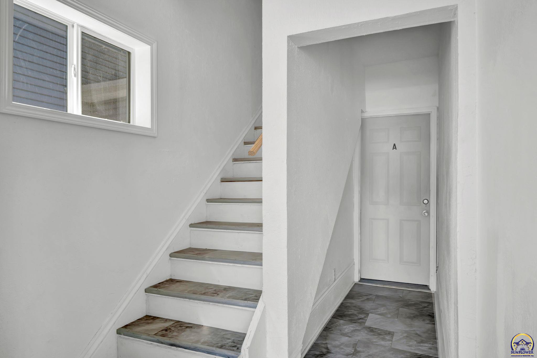 1017 Southwest 16th Street Topeka, KS 66604 - Photo 5 of 29