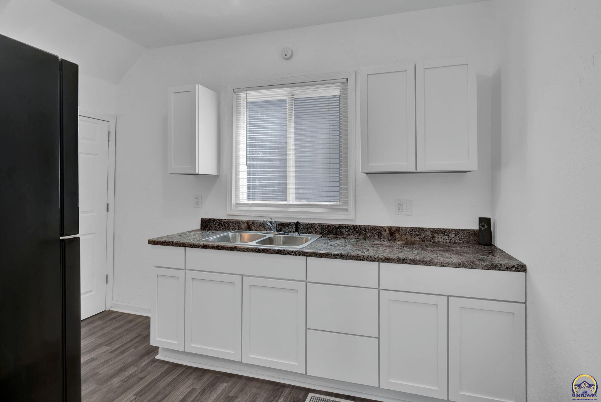 1017 Southwest 16th Street Topeka, KS 66604 - Photo 8 of 29